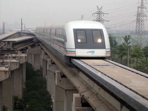 中国浦東空港から上海まで運行する時速４００キロ台の超高速型磁気浮上式列車（中央フォト）