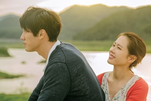 韓国映画『いま、会いにゆきます』で共演する俳優ソ・ジソブ（左）と女優ソン・イェジン