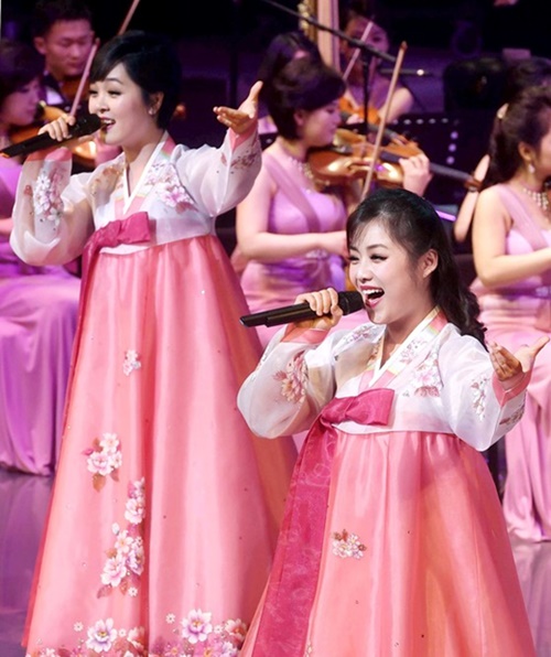 北朝鮮の三池淵（サムジヨン）管弦楽団が８日午後８時、、江陵アートセンターで最初の公演を開き、韓国の歌謡曲や西洋交響曲を演奏した。歌手が最初の曲「パンガプスムニダ（会えてうれしいです）」を歌っている。芸術団の２回目の公演は１１日にソウルで行われる。（写真＝共同取材団）