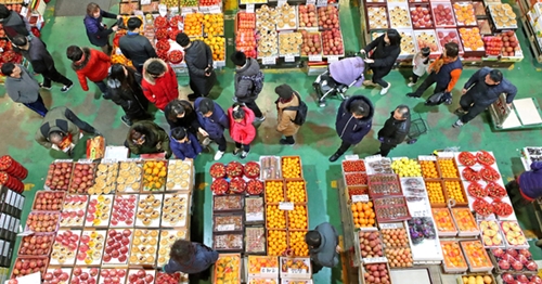 １１日午後、釜山市海雲台区盤如の農産物卸売市場を訪れた市民がソル（旧正月）の儀式に使う果物などを購入している。
