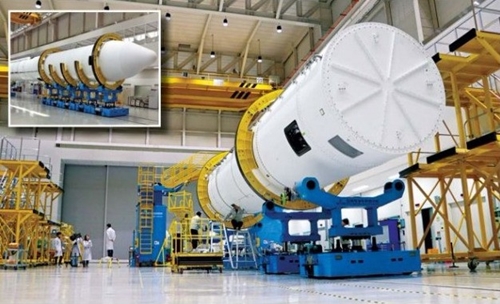 韓国航空宇宙研究院と韓国航空宇宙産業関係者らが８日に全羅南道高興の羅老宇宙センターロケット組み立て棟で韓国型試験ロケット認証モデル（ＱＭ）試験を控えロケットを点検している。枠内は７５トン液体エンジンと８トンほどの重量のペイロード部分が完全に結びついた姿。（写真＝韓国航空宇宙研究院）