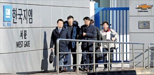 米国ＧＭ本社が韓国政府に韓国ＧＭに対する資金支援を要請した中で１２日韓国ＧＭ従業員が仁川富平工場の西門から出てきた。