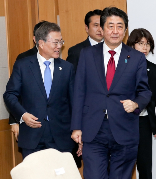 文在寅大統領（左）が９日午後、平昌五輪開会式参加のため訪韓した日本の安倍晋三首相（右）と首脳会談を行うために会場入りしている。（写真＝青瓦台写真記者団）