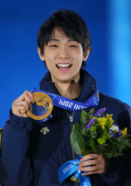 ソチ五輪で金メダルを首にかけて笑顔を見せる日本の羽生結弦選手。