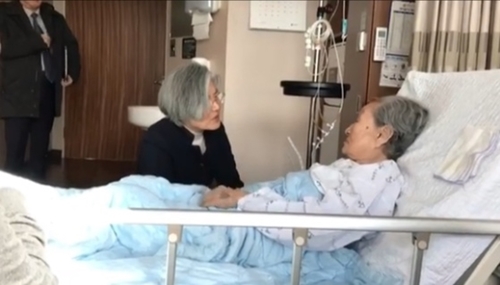 １月７日、ソウル新村セブランス病院に入院中の金福童さんに会った康京和長官（写真＝尹美香・挺身隊対策協代表のフェイスブック）