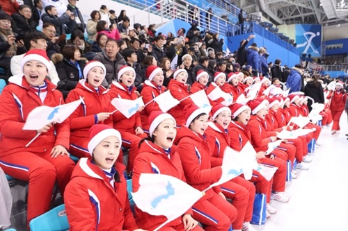 １２日午後、江原道江陵市関東ホッケーセンターで開かれた女子アイスホッケー組別第２次予選の南北合同チーム対スウェーデンの競技。北朝鮮の応援団が応援している。