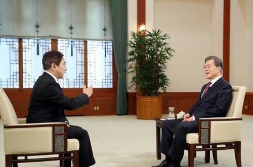 文大統領が中国ＣＣＴＶのインタビューに応じている。文大統領は１５日、ＣＣＴＶで放送されるニュース番組で新年のあいさつをした。（青瓦台）
