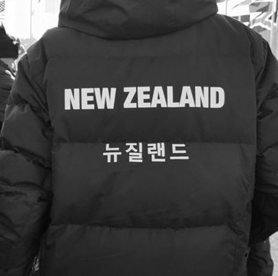 ハングルで「ニュージーランド」と書かれたニュージーランド代表チームのベンチコートの写真。（写真＝ニュージーランド選手団インスタグラム）
