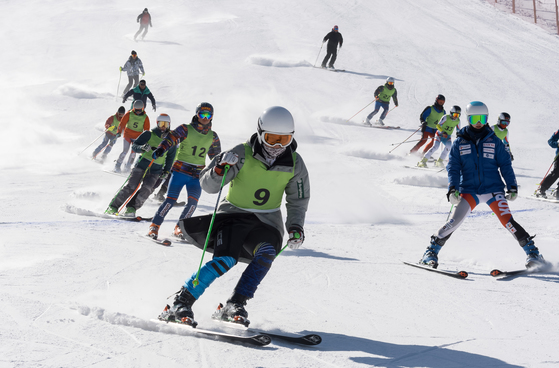 アルペンスキー韓国代表らと北朝鮮のスキー選手らが１日、北朝鮮の馬息嶺スキー場で合同訓練をしている。（写真＝共同取材団）
