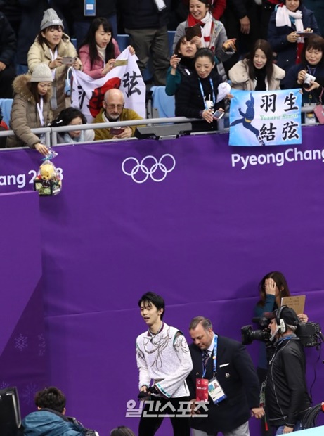 ２０１８年平昌冬季五輪フィギュアスケート競技が１７日午前、江陵アイスアリーナで開かれた。フィギュアスケート男子シングル・フリーに出場した日本の羽生結弦が演技を終えてファンの声援に応えている。
