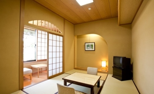 週末とシーズンに関係なく１泊５０００円に統一した日本四季倶楽部の客室。（四季倶楽部）