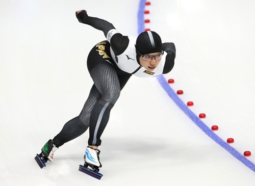 １８日、平昌冬季五輪スピードスケート女子５００メートルで疾走する小平奈緒（中央フォト）