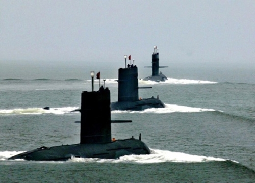 中国東海艦隊の潜水艦が人民解放軍創設７８周年の２００５年８月１日、記念行事の一環として東シナ海で開かれた軍事訓練に参加している。（中央フォト）