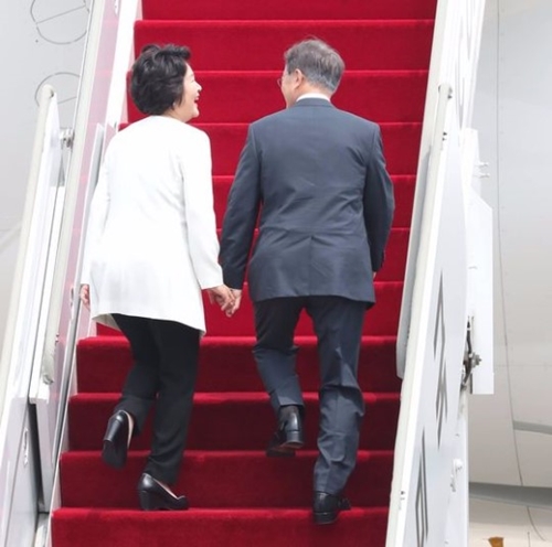 ６月２８日、訪米日程のためにソウル空港で韓国の空軍１号機に搭乗している文在寅大統領（右）と金正淑夫人
