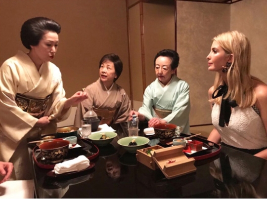 昨年イバンカ米大統領補佐官が日本を訪問した際に赤坂の料亭で料理を楽しむ姿（写真＝イバンカ補佐官のＳＮＳ）