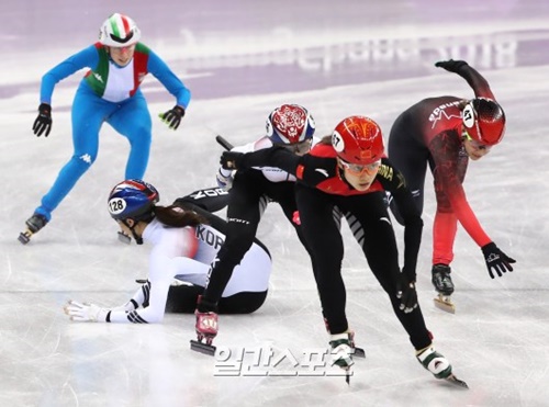 ２０日、江陵アイスアリーナで行われた平昌冬季オリンピック女子ショートトラック３０００メートルリレーで、韓国のキム・アランがキム・イェジンを押し出す時に転倒している。