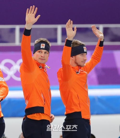 スピードスケート団体追い抜きで銅メダルを獲得したオランダ代表選手。表彰式でスベン・クラマー（左）とヤン・ブロクハイゼンが手をあげて声援に応えている。