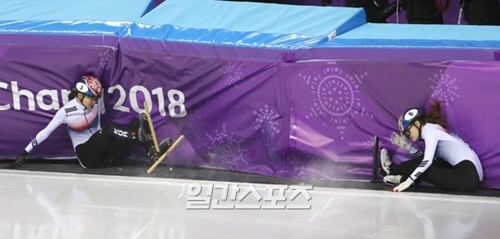 崔ミン禎（チェ・ミンジョン）と沈錫希（シム・ソクヒ）が決勝に進出したショートトラック女子１０００メートルで接触して転倒した。
