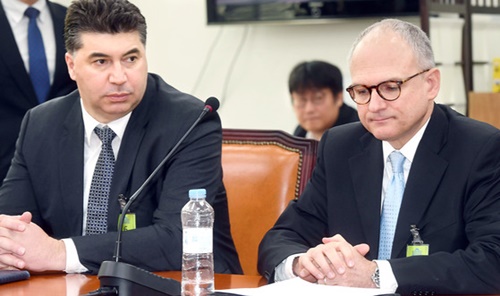 アングルＧＭ総括副社長兼海外事業部門社長（右）が２０日、国会で議員と会談している。左はカゼム韓国ＧＭ社長。