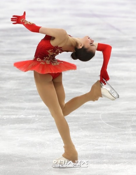 ２３日午前、江陵アイスアリーナで開かれた２０１８年平昌冬季五輪フィギュアスケート女子シングルのフリーで演技を披露しているロシアのアリーナ・ザギトワ。