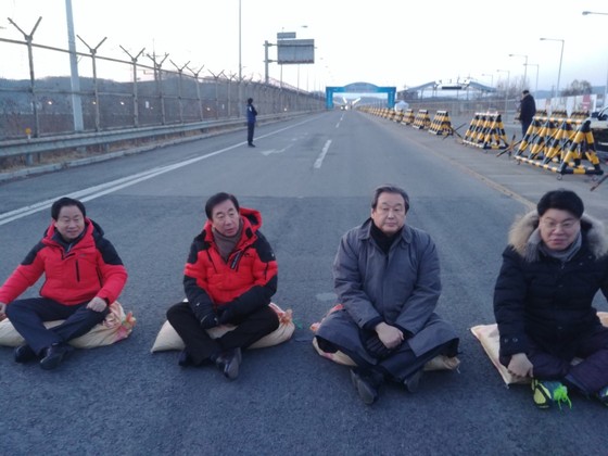 自由韓国党議員が２４日午後、統一大橋南端で金英哲朝鮮労働党中央委員会副委員長兼統一戦線部長の訪韓を阻止するため徹夜座り込みを行っている。