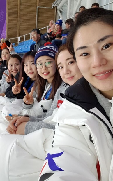 韓国女子カーリング代表選手が平昌五輪のスピードスケートを観戦中に撮った写真。左からキム・ギョンエ、キム・ウンジョン、キム・チョヒ、キム・ソンヨン、キム・ヨンミ、キム・ミンジョン監督（写真＝カーリング代表チーム提供）
