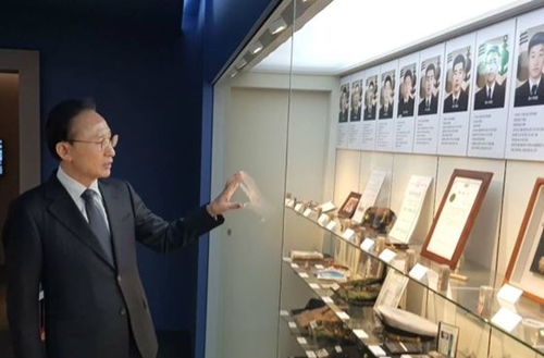 李明博（イ・ミョンバク）元大統領が２６日、京畿道平沢の韓国哨戒艦「天安」記念館を訪問した後、フェイスブックに載せた写真。