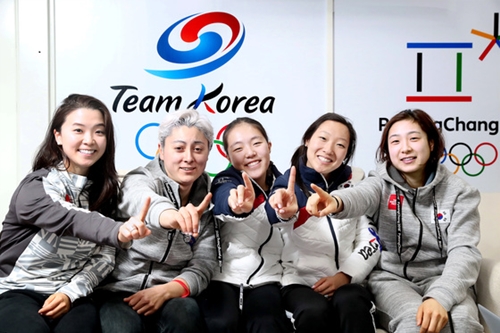 韓国女子アイスホッケー代表チームの選手が２４日午後、江陵オリンピックパークのコリアハウスでポーズを取っている。