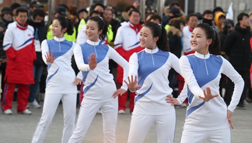 ２０日午後、女子アイスホッケー競技に参加しなかった北朝鮮応援団が平昌プラザで公演をしている。この日、北朝鮮応援団は管楽隊の演奏とともに『お会いできてうれしいです』、振り付けなどを披露した。（写真＝中央フォト）