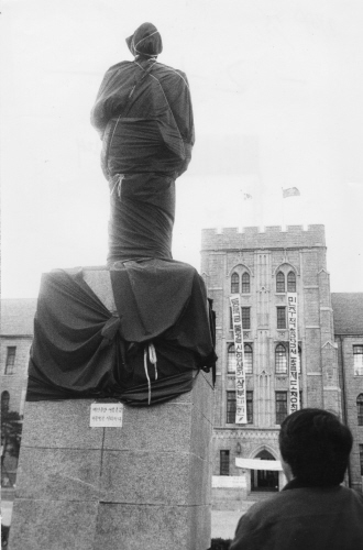 １９８９年３月２９日、高麗大の学生が当時の李準範（イ・ジュンボム）総長の辞任を要求しながら受講を拒否し、仁村・金性洙の銅像に黒い布をかぶせた。