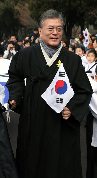昨年３月１日午前、文在寅氏はソウル西大門刑務所歴史館で開かれた三一節記念式に出席、行事参加者と共に太極旗を持って独立門の前まで行進し「大韓独立万歳」を叫んだ。