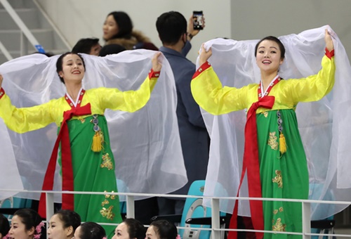 北朝鮮応援団が韓服姿で伝統律動を見せている。（中央フォト）