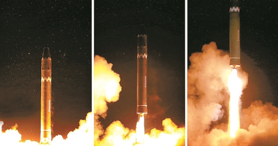 北朝鮮が昨年１１月に平壌近くで実施した火星－１５型ミサイル打ち上げ場面を公開した（写真＝朝鮮中央通信）