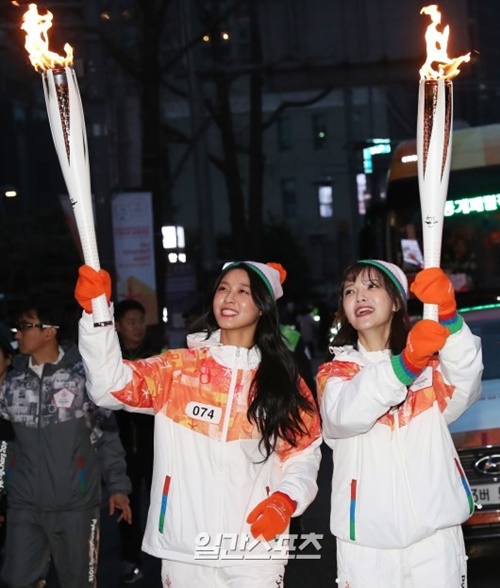 ４日、ソウル市役所近くで行われた２０１８平昌冬季パラリンピックに聖火ランナーとして参加しているＡＯＡのソリョンとジミン。