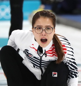 韓国女子カーリング国家代表チームの「メガネ先輩」こと金恩貞選手