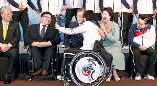 文在寅大統領が２日、ソウル世宗文化会館で開かれた平昌パラリンピック韓国選手団出征式に出席し、選手と写真撮影をしている。