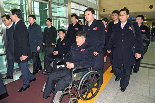 ７日、２０１８年平昌冬季パラリンピックに参加する北朝鮮選手団２０人と代表団４人が京畿道坡州南北出入り事務所を通じて韓国入りした。（写真＝共同取材団）