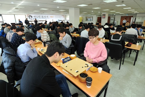 ６日に韓国棋院で開かれた竜星戦の予選。韓国選手２０４人が出場した。（写真＝韓国棋院）