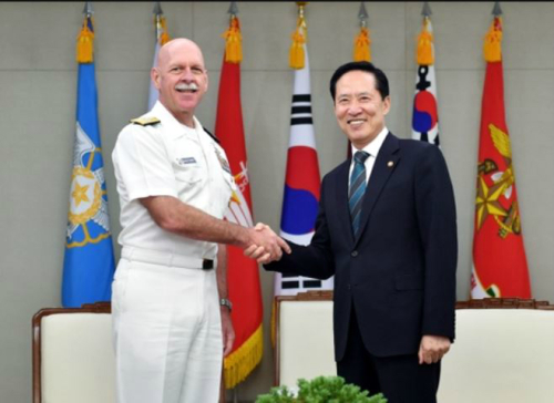 宋永武国防部長官が８日、スコット・スイフト米太平洋艦隊司令官に会って握手を交わしている。（写真＝国防部）