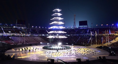先月２５日、江原道平昌オリンピックスタジアムで行われた平昌冬季五輪閉会式に登場した「祈願の塔」。