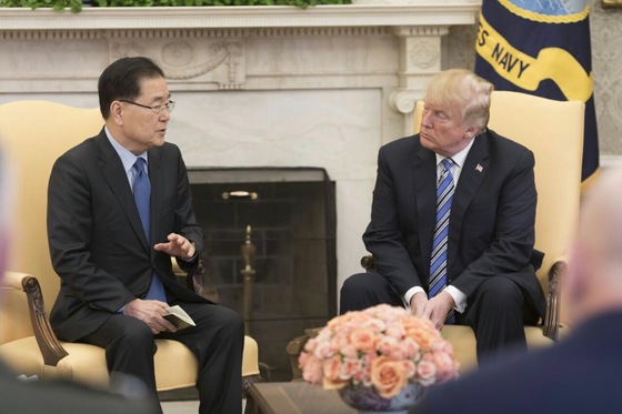 対北朝鮮特使団の訪朝結果を説明するために訪米中の鄭義溶国家安保室長が８日にホワイトハウスでトランプ米大統領と面談している。（写真＝青瓦台）