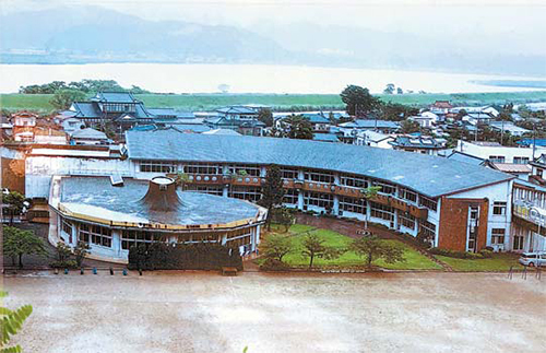 ２０１１年３月１１日の津波被害に遭う前の大川小学校校庭の様子。