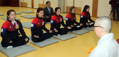 １２日、慶尚北道義城の孤雲寺で僧侶と共に瞑想中の韓国カーリング女子代表の（左から）金栄美、金恩貞、金敬愛、金善英、キム・チョヒ。