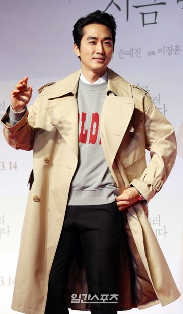 １２日午後、ソウル蚕室ロッテシネマ・ワールドタワー店で行われた映画『いま、会いにゆきます』ＶＩＰ試写会に登場した俳優ソン・スンホン。