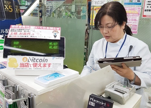 先月２１日、東京・新宿の家電量販店ヤマダ電機ＬＡＢＩの店員がビットコイン決済を試みている。