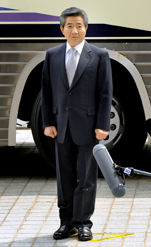 故盧武鉉元大統領が２００９年４月３０日、賄賂容疑の被疑者身分で検察の取り調べを受けるために大検察庁に到着してフォトラインに立った姿（写真＝中央フォト