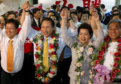 李明博元大統領が２００２年６月の地方選挙でソウル市長に当選し、支持者とともに喜びを分かち合っている。（写真＝中央フォト）