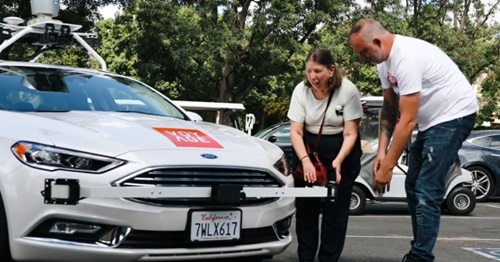 米サンホセにある引退者らの大型居住団地で自動運転タクシーを試験運行中のスタートアップ「ＶＯＹＡＧＥ」（写真＝ＶＯＹＡＧＥ）