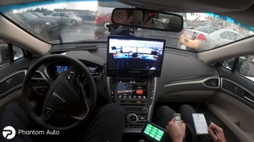 ファントムオートの自動運転車。真ん中のモニターを見れば遠隔でこの車を運転する人の姿が見える。（写真＝ファントムオート）