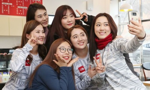 先月２７日、大邱のカフェで自撮り写真を撮影中の韓国カーリング女子代表チーム。一番左側から時計回りに金恩貞、キム・ミンジョン監督、キム・チョヒ、金敬愛、金栄美、金善英選手。